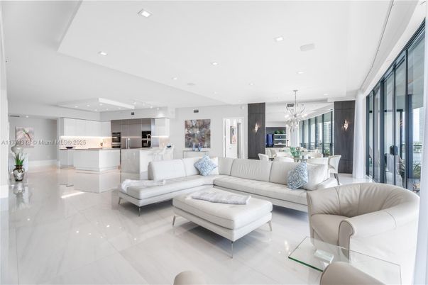 Dining room, Interior, Kitchen, Living room, Pendant Lights, Recessed Lighting, Stainless Steel Appliances