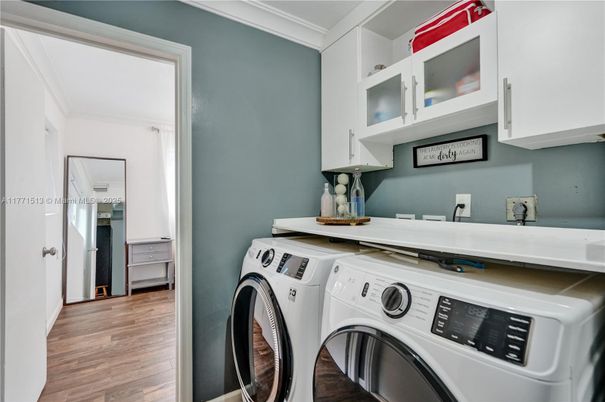 Interior, Washer, Wood Texture Flooring