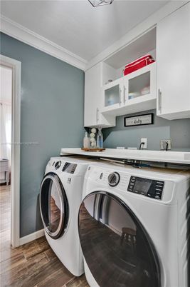 Interior, Washer, Wood Texture Flooring