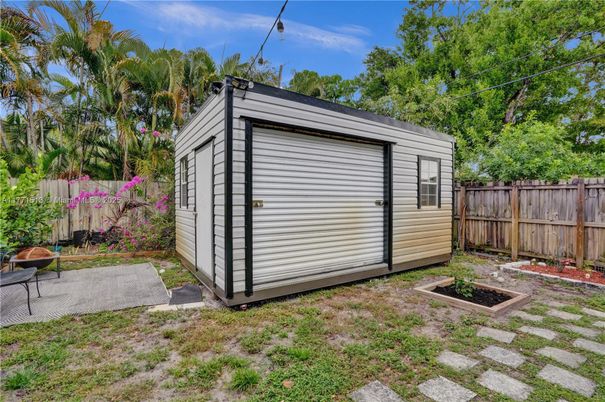 Detached Garage, Exterior