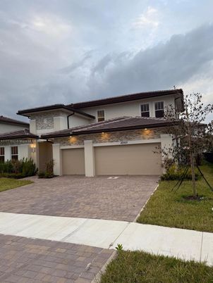 Attached, Exterior, Facade, Mediterranean