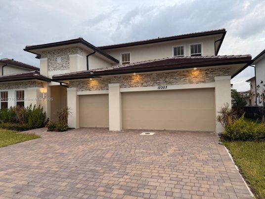 Attached, Exterior, Facade, Mediterranean