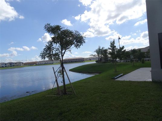 Exterior, Lake