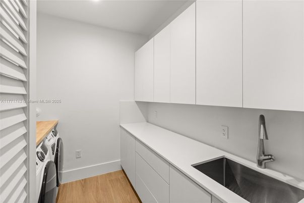 Interior, Recessed Lighting, Washer, Wood Texture Flooring