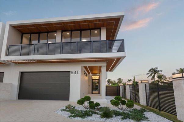 Attached, Exterior, Facade, Modern