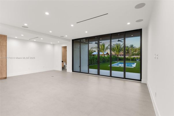 Empty room, Interior, Recessed Lighting