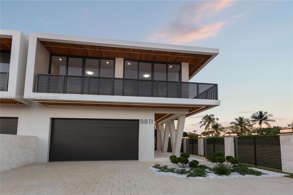 Attached, Exterior, Facade, Modern