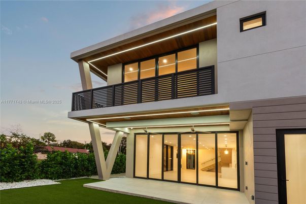 Exterior, Facade, Modern