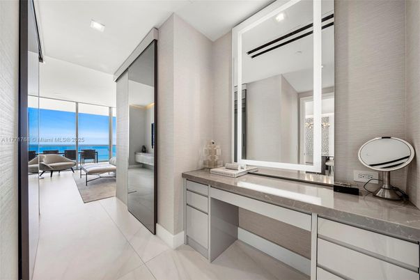 Bathroom, Dual Sink Vanities, Interior, Recessed Lighting, Water