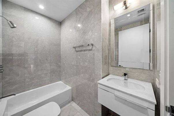 Bathroom, Interior, Recessed Lighting