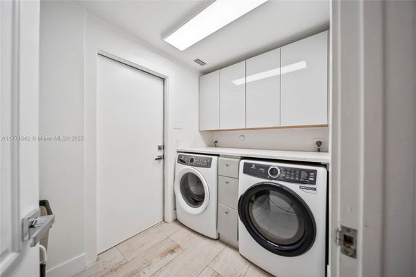 Interior, Washer, Wood Texture Flooring