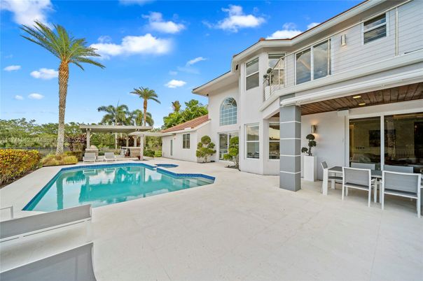 Exterior, Pool