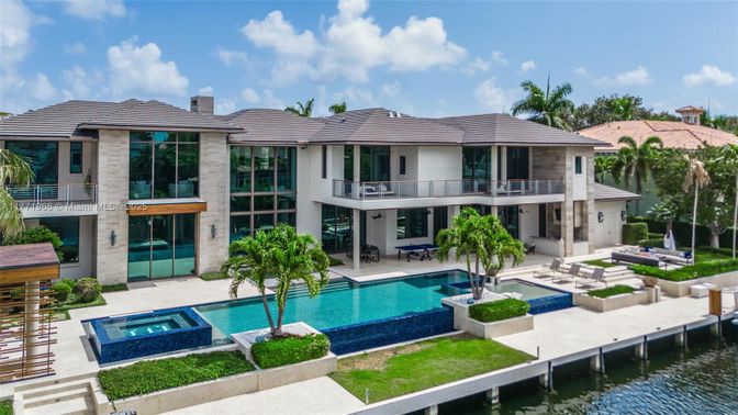 Exterior, Pool, Water