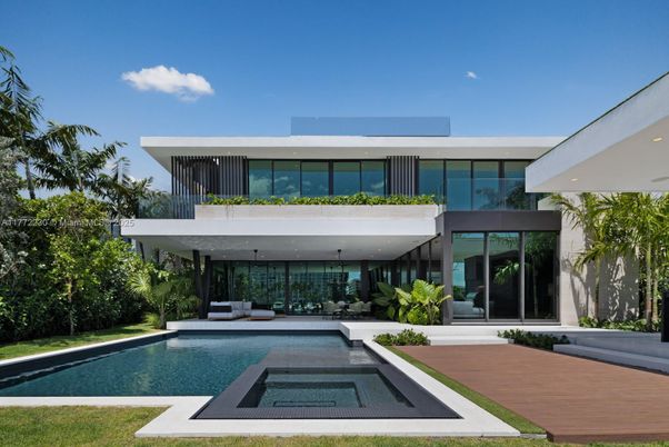 Exterior, Facade, Pool, Modern