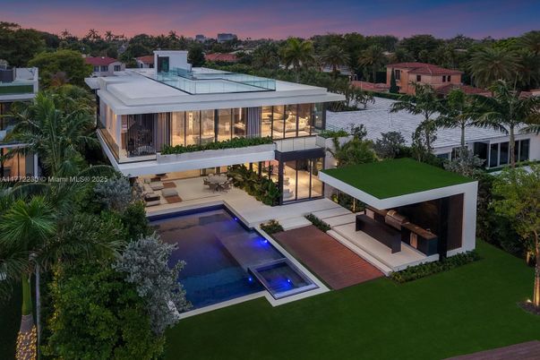 Exterior, Facade, Pool, Modern
