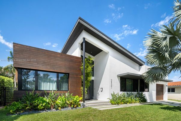 Backyard, Exterior, Facade, Modern