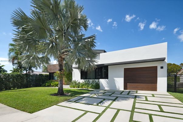 Attached, Backyard, Exterior, Facade, Modern