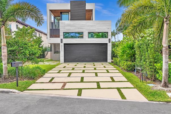 Attached, Exterior, Facade, Modern