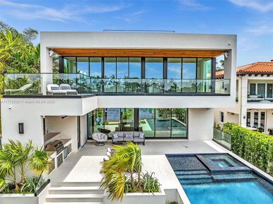 Exterior, Facade, Pool, Modern