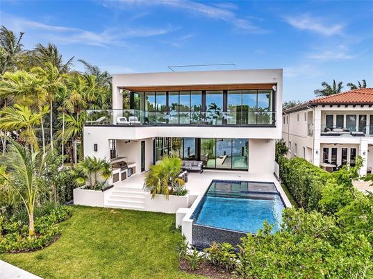 Backyard, Exterior, Facade, Pool, Modern
