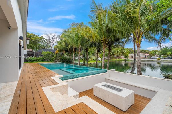 Exterior, Hot Tub, Pool, Water