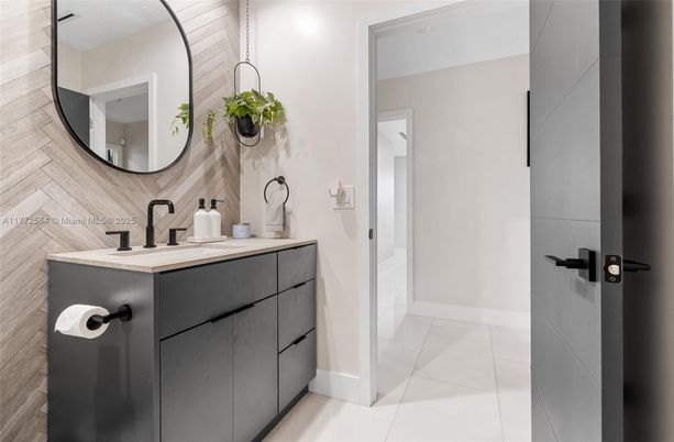 Bathroom, Dual Sink Vanities, Interior