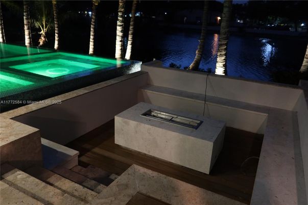 Exterior, Hot Tub, Water