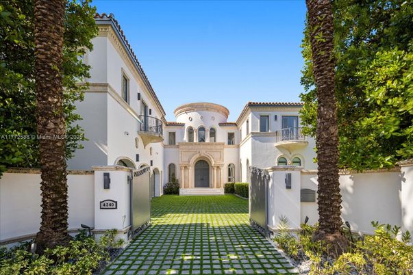 Exterior, Facade, Mediterranean
