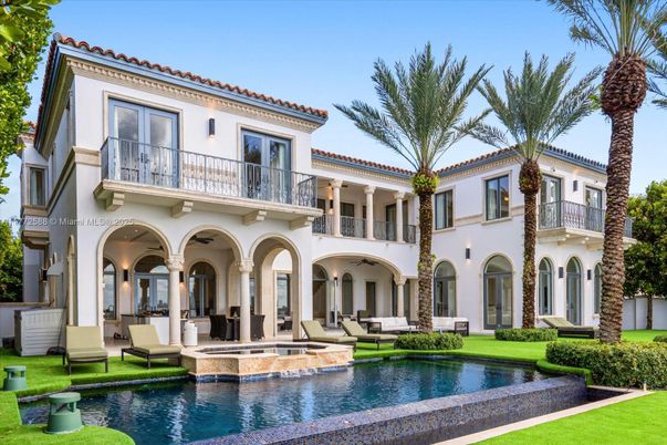 Exterior, Facade, Pool, Mediterranean