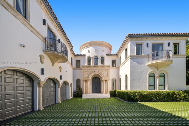 Attached, Exterior, Facade, Mediterranean