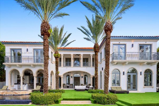 Exterior, Facade, Mediterranean