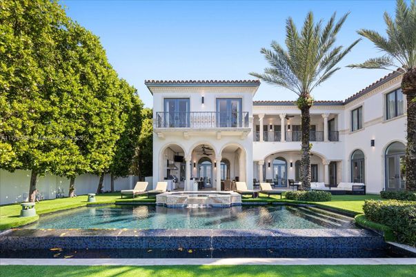 Exterior, Facade, Pool, Mediterranean