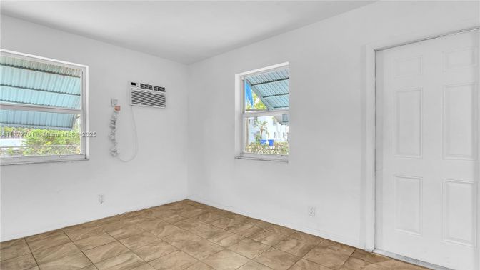 Empty room, Interior