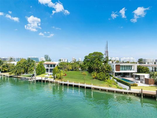 Exterior, Lake