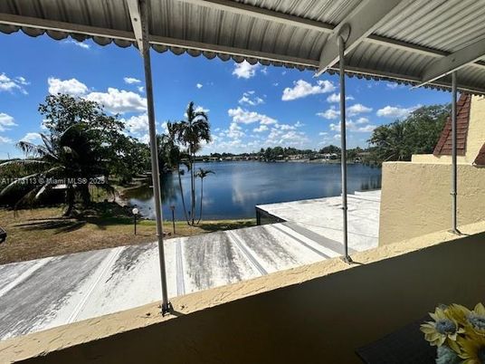 Exterior, Lake