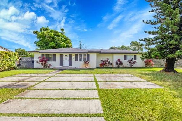 Backyard, Exterior, Facade, Ranch