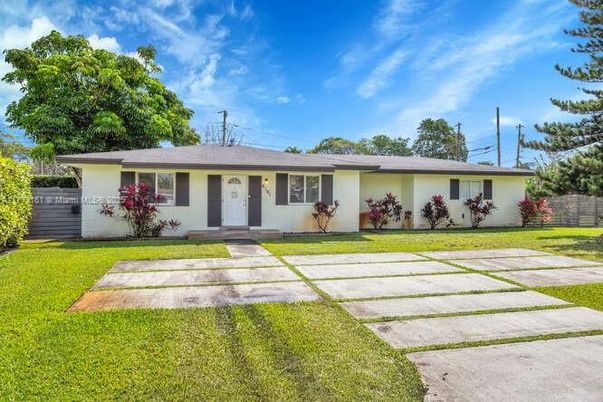Backyard, Exterior, Facade, Ranch