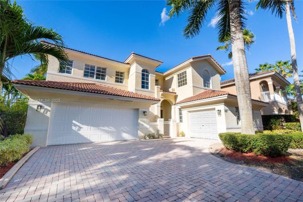 Attached, Exterior, Facade, Mediterranean
