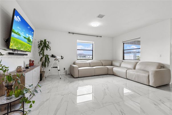 Fitness Equipment, Interior, Living room, Marble