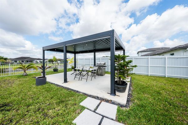 Backyard, Exterior