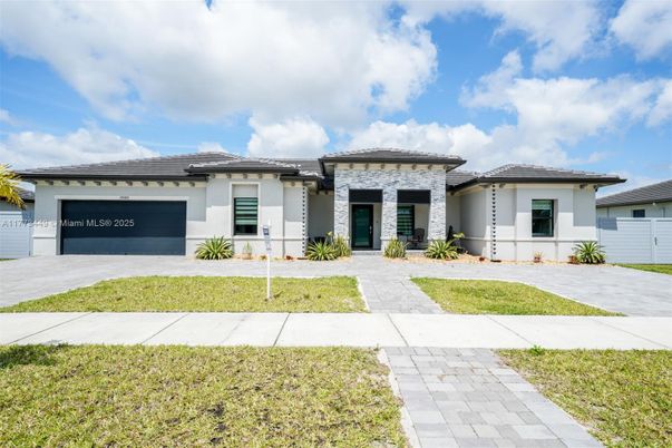 Attached, Exterior, Facade, Ranch