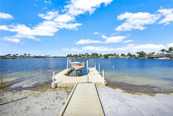 Exterior, Lake