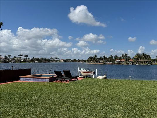 Exterior, Lake