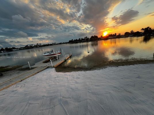 Exterior, Lake