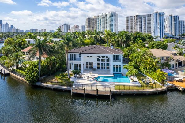 Exterior, Lake