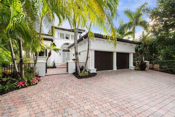 Attached, Exterior, Facade, Mediterranean