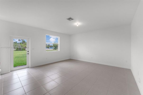Empty room, Interior