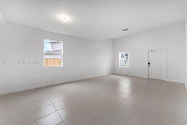 Empty room, Interior