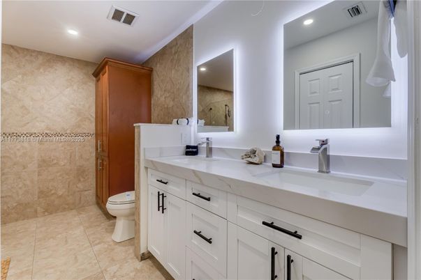 Bathroom, Dual Sink Vanities, Interior, Recessed Lighting