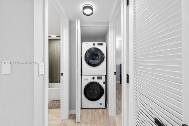 Interior, Utility Closets, Washer, Wood Texture Flooring